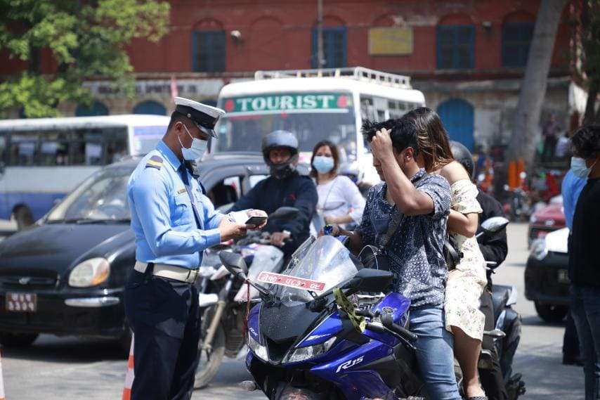 लमजुङमा ६ महिनामा ५ हजार सवारीसाधन कारबाहीमा