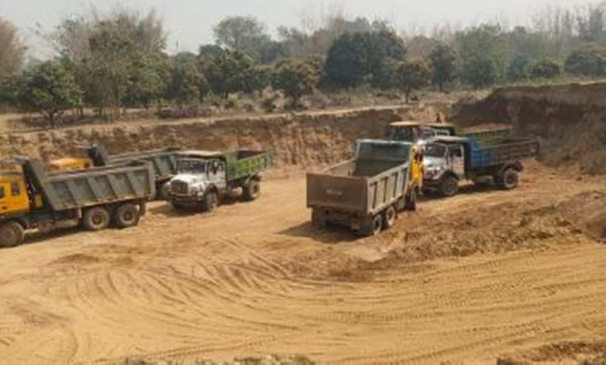 अवैध ग्राभेल उत्खनन खानीमा मध्यरातमा प्रहरीको छापा, स्काभेटरसहित ५ ट्रिपर प्रहरी नियन्त्रणमा 