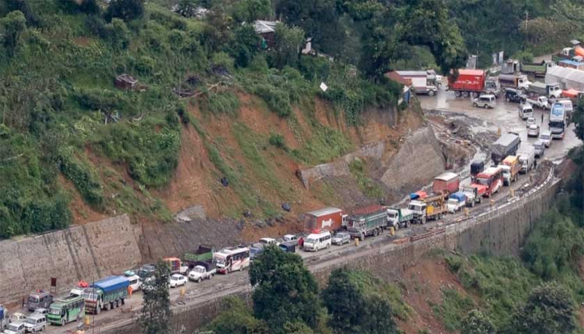 पृथ्वी, बीपी र कान्ति राजमार्ग पहिरोले अवरुद्ध, काठमाडौँको लाइफलाइन बन्यो त्रिभुवन राजपथ