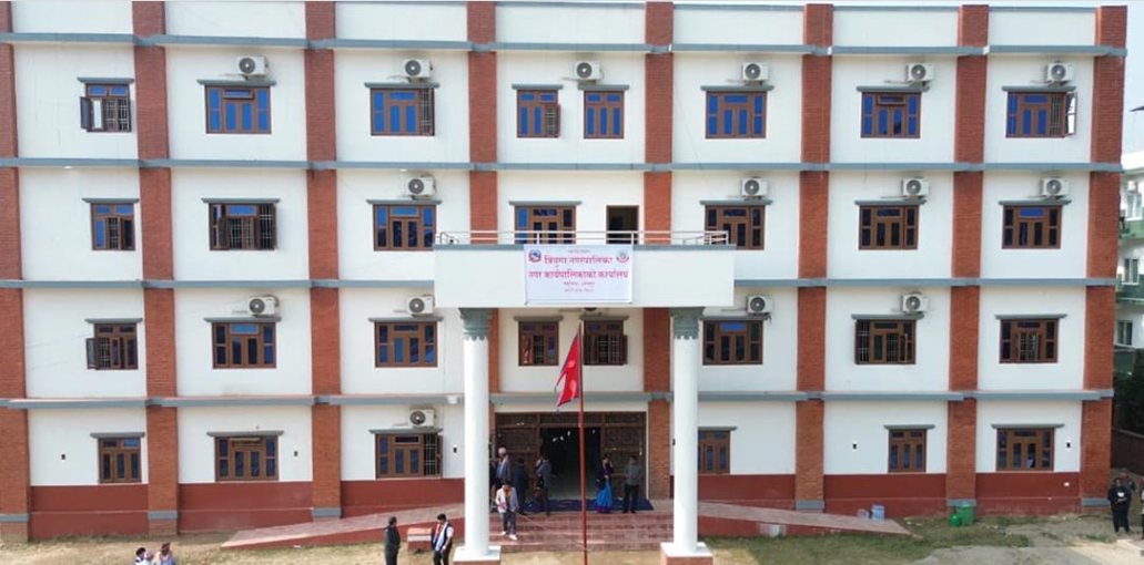 त्रियुगा नगरपालिकाको भवन निर्माण सम्पन्न, मेयर र उपमेयरद्वारा उद्घाटन