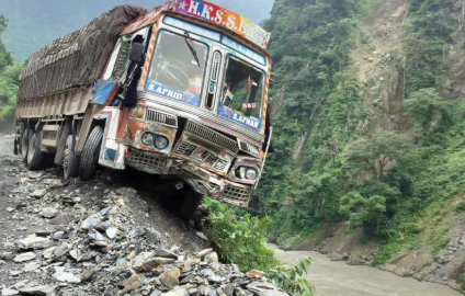 नारायणगढ–मुग्लिङ सडकखण्डमा ट्रकमाथि ढुंगा खस्यो, चालक घाइते