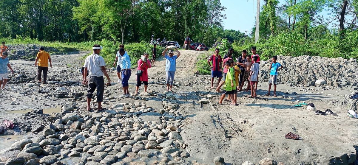 नगरप्रमुखसहित जनश्रमदान गरेर सडक पुनर्निर्माण