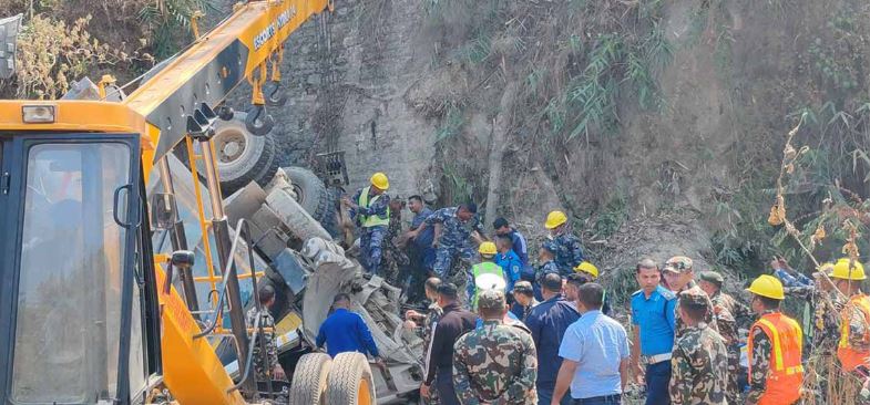 टिपर दुर्घटनामा च्यापिएका चालकको उद्धार