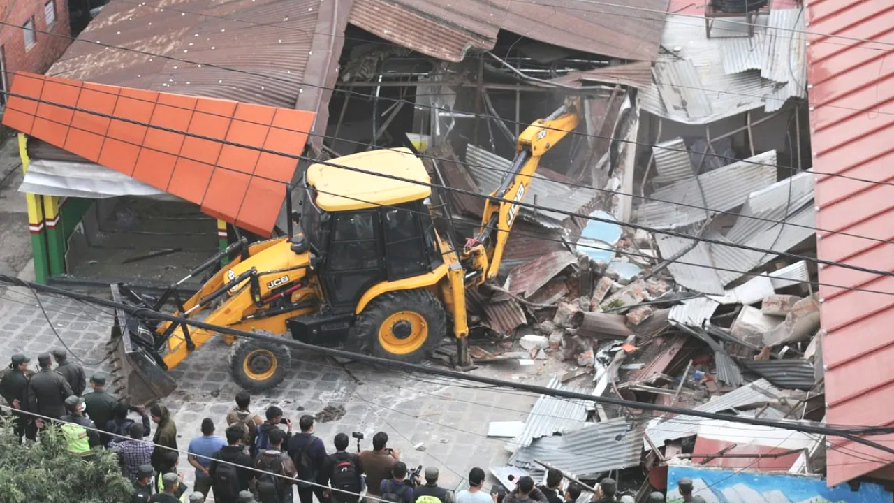 काठमाडाैं महानगरले भत्कायो सम्पदा क्षेत्र अतिक्रमण गरी बनेका घर–टहरा